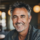 Homme souriant aux cheveux gris dans un café.